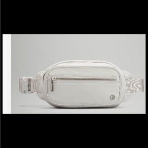 Lululemon wanderlust vapor belt bag